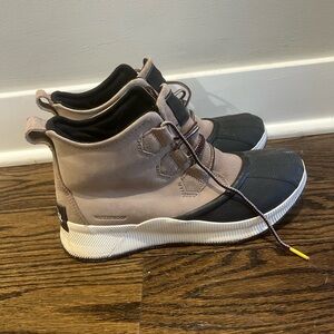 Women’s Sorel Boots.